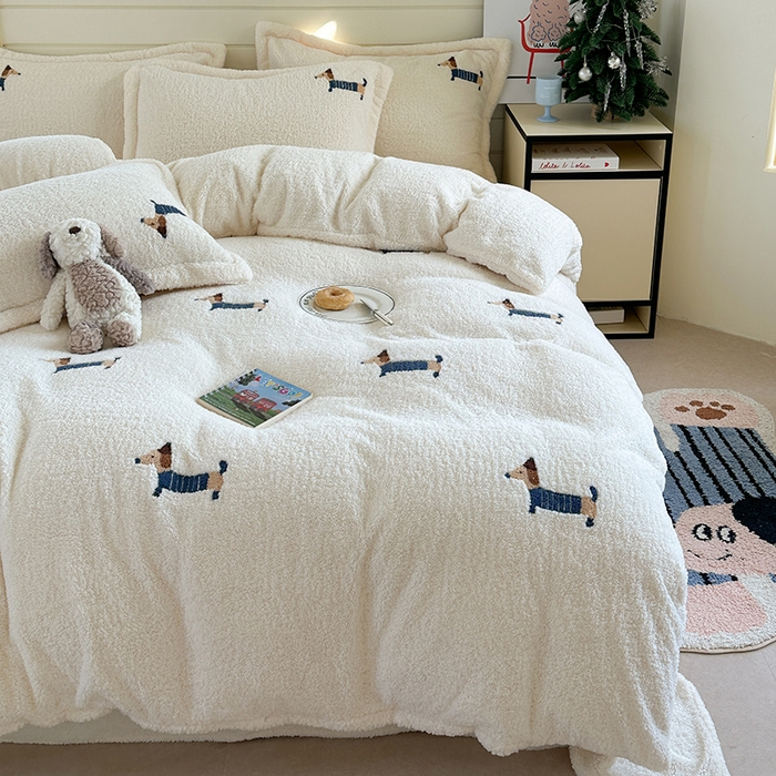 91家纺网 家纺一手货源 找家纺 萝莉家纺 2025新款加厚泰迪绒毛巾绣四件套 可爱狗米白