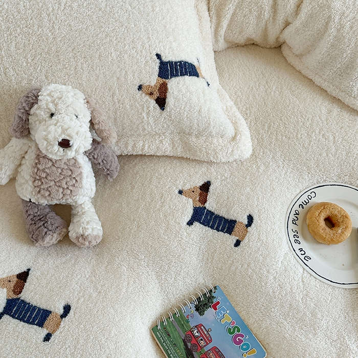 91家纺网 家纺一手货源 找家纺 萝莉家纺 2025新款加厚泰迪绒毛巾绣四件套 可爱狗米白