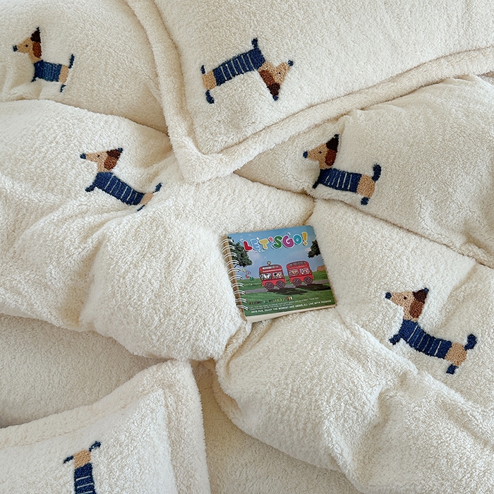 91家纺网 家纺一手货源 找家纺 萝莉家纺 2025新款加厚泰迪绒毛巾绣四件套 可爱狗米白