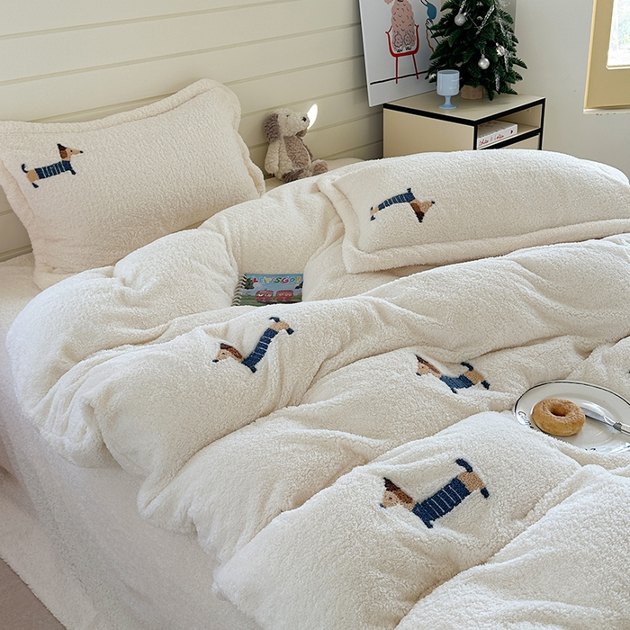 91家纺网 家纺一手货源 找家纺 萝莉家纺 2025新款加厚泰迪绒毛巾绣四件套 可爱狗米白