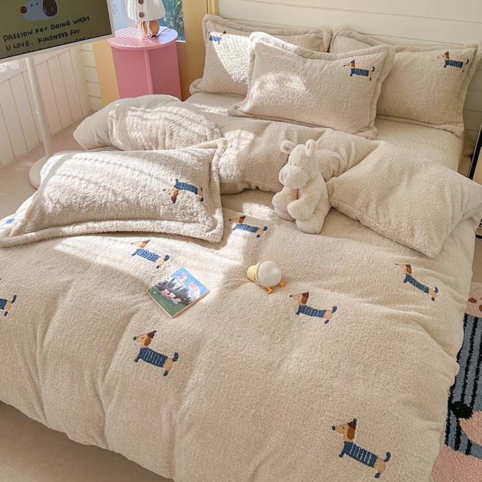 91家纺网 家纺一手货源 找家纺 萝莉家纺 2025新款加厚泰迪绒毛巾绣四件套 可爱狗深米