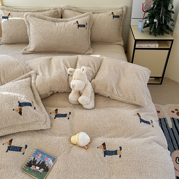 91家纺网 家纺一手货源 找家纺 萝莉家纺 2025新款加厚泰迪绒毛巾绣四件套 可爱狗深米