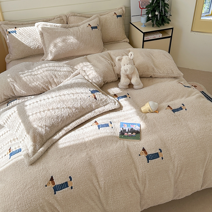 91家纺网 家纺一手货源 找家纺 萝莉家纺 2025新款加厚泰迪绒毛巾绣四件套 可爱狗深米