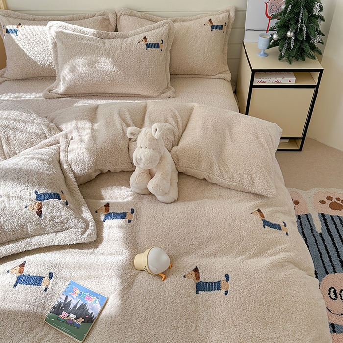 91家纺网 家纺一手货源 找家纺 萝莉家纺 2025新款加厚泰迪绒毛巾绣四件套 可爱狗深米