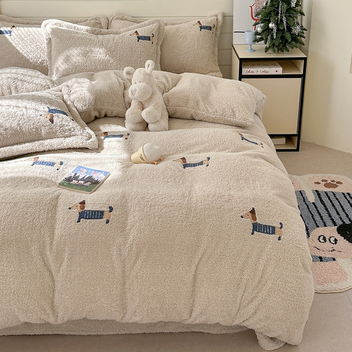 91家纺网 家纺一手货源 找家纺 萝莉家纺 2025新款加厚泰迪绒毛巾绣四件套 可爱狗深米