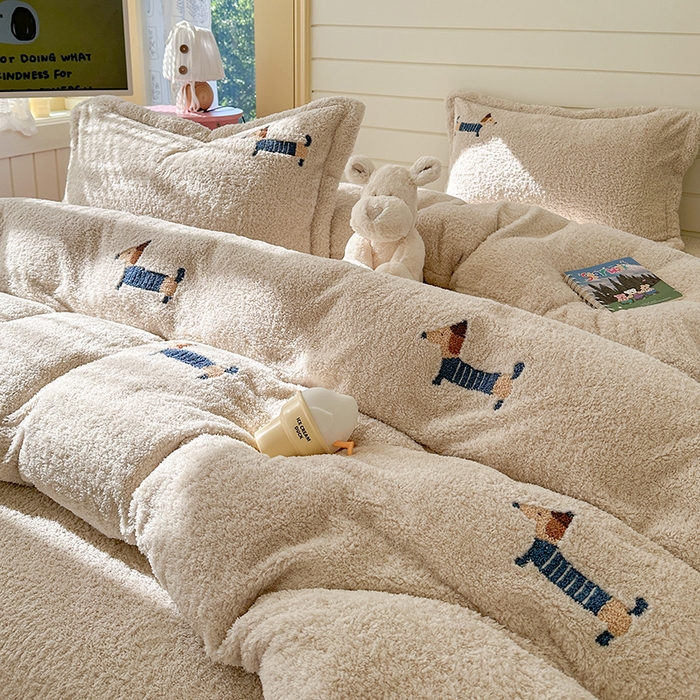 91家纺网 家纺一手货源 找家纺 萝莉家纺 2025新款加厚泰迪绒毛巾绣四件套 可爱狗深米