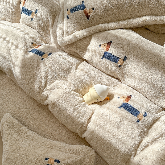 91家纺网 家纺一手货源 找家纺 萝莉家纺 2025新款加厚泰迪绒毛巾绣四件套 可爱狗深米