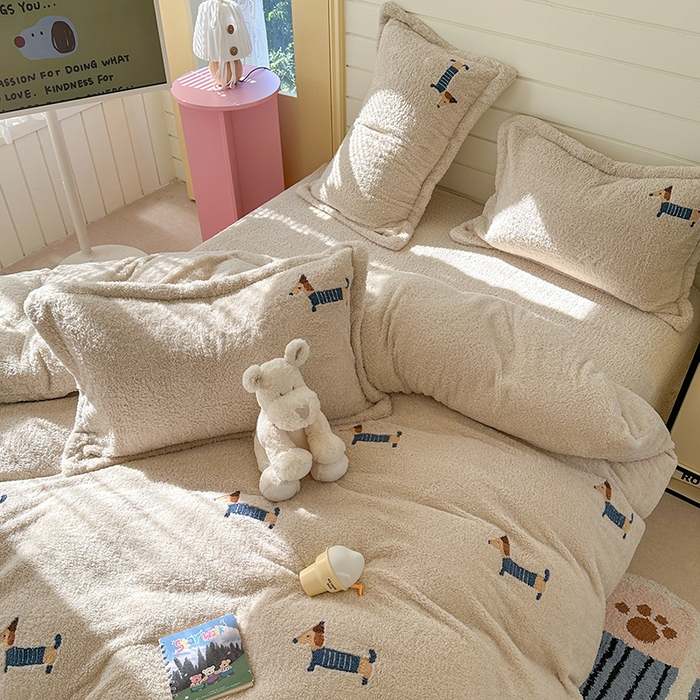 91家纺网 家纺一手货源 找家纺 萝莉家纺 2025新款加厚泰迪绒毛巾绣四件套 可爱狗深米