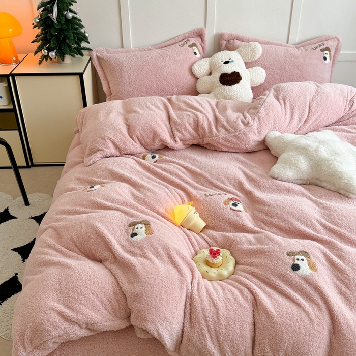 91家纺网 家纺一手货源 找家纺 萝莉家纺 2025新款加厚泰迪绒毛巾绣四件套 礼帽狗