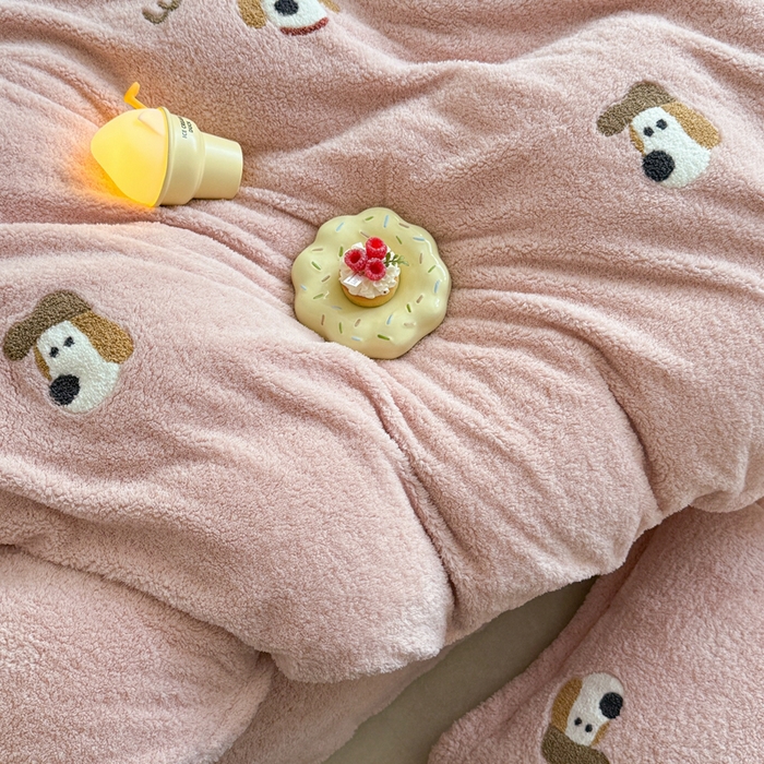 91家纺网 家纺一手货源 找家纺 萝莉家纺 2025新款加厚泰迪绒毛巾绣四件套 礼帽狗