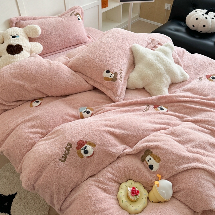 91家纺网 家纺一手货源 找家纺 萝莉家纺 2025新款加厚泰迪绒毛巾绣四件套 礼帽狗