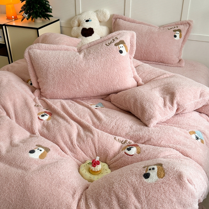 91家纺网 家纺一手货源 找家纺 萝莉家纺 2025新款加厚泰迪绒毛巾绣四件套 礼帽狗