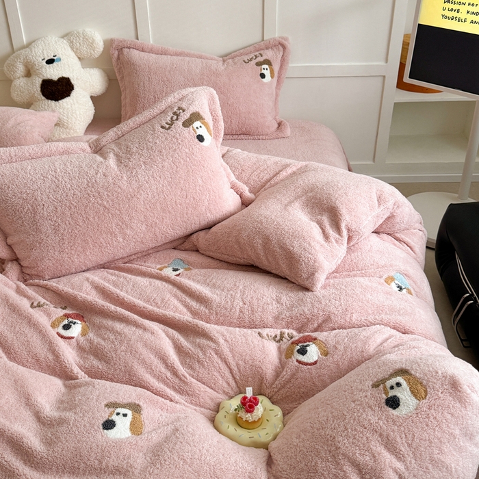 91家纺网 家纺一手货源 找家纺 萝莉家纺 2025新款加厚泰迪绒毛巾绣四件套 礼帽狗