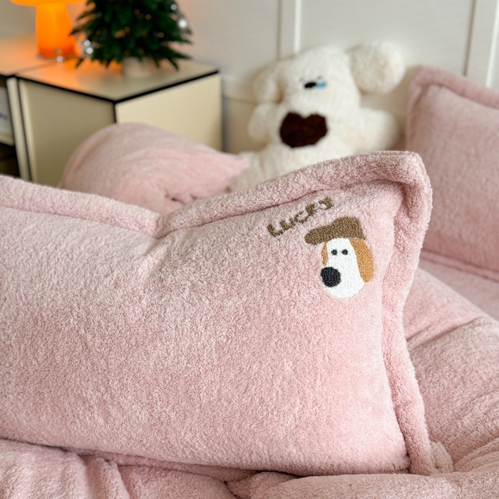 91家纺网 家纺一手货源 找家纺 萝莉家纺 2025新款加厚泰迪绒毛巾绣四件套 礼帽狗