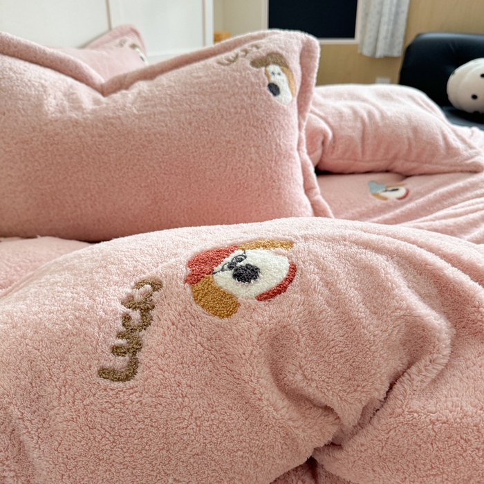 91家纺网 家纺一手货源 找家纺 萝莉家纺 2025新款加厚泰迪绒毛巾绣四件套 礼帽狗