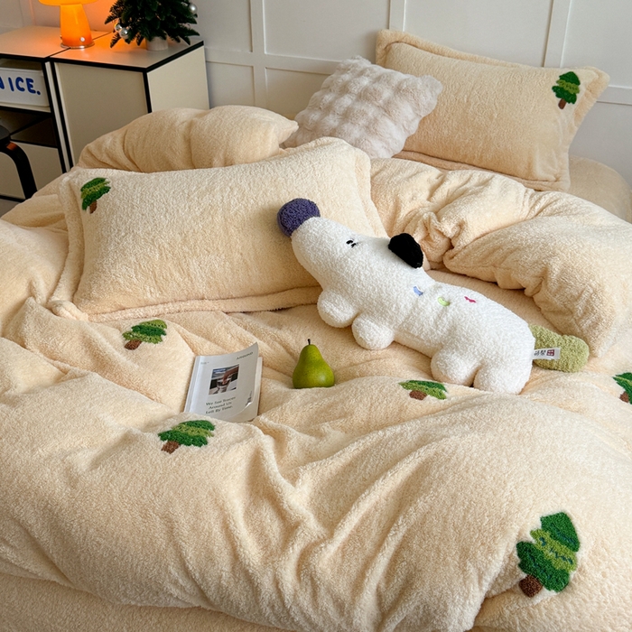 91家纺网 家纺一手货源 找家纺 萝莉家纺 2025新款加厚泰迪绒毛巾绣四件套 圣诞树黄