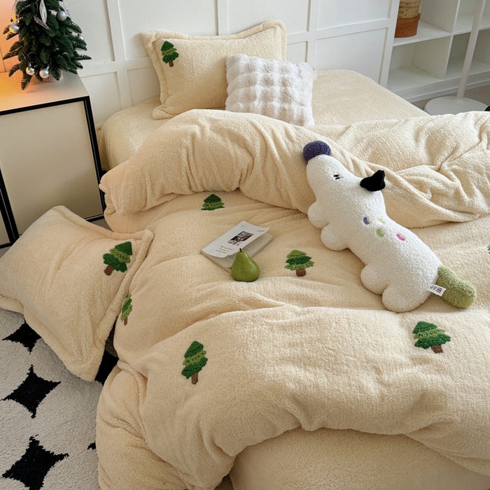91家纺网 家纺一手货源 找家纺 萝莉家纺 2025新款加厚泰迪绒毛巾绣四件套 圣诞树黄