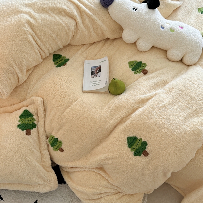 91家纺网 家纺一手货源 找家纺 萝莉家纺 2025新款加厚泰迪绒毛巾绣四件套 圣诞树黄