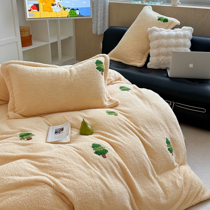 91家纺网 家纺一手货源 找家纺 萝莉家纺 2025新款加厚泰迪绒毛巾绣四件套 圣诞树黄