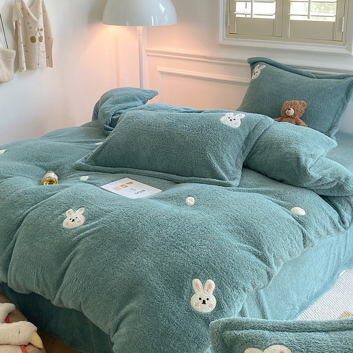 91家纺网 家纺一手货源 找家纺 萝莉家纺 2025新款加厚泰迪绒毛巾绣四件套 小免蓝