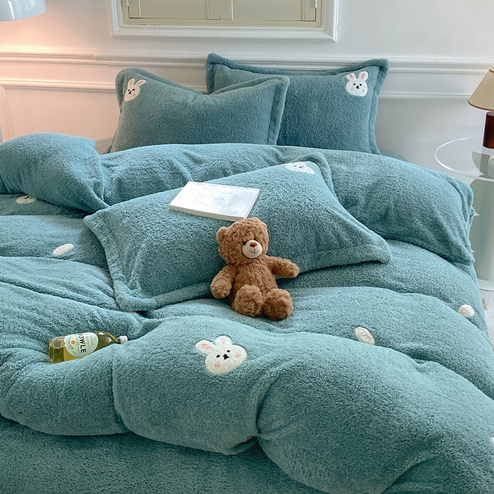 91家纺网 家纺一手货源 找家纺 萝莉家纺 2025新款加厚泰迪绒毛巾绣四件套 小免蓝