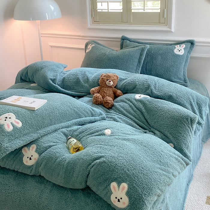 91家纺网 家纺一手货源 找家纺 萝莉家纺 2025新款加厚泰迪绒毛巾绣四件套 小免蓝