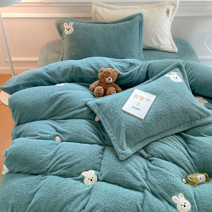 91家纺网 家纺一手货源 找家纺 萝莉家纺 2025新款加厚泰迪绒毛巾绣四件套 小免蓝