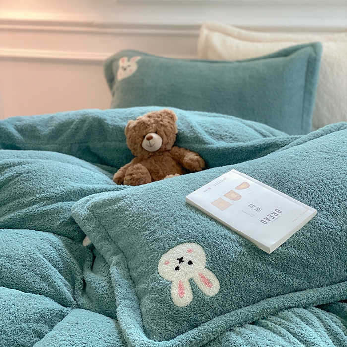 91家纺网 家纺一手货源 找家纺 萝莉家纺 2025新款加厚泰迪绒毛巾绣四件套 小免蓝