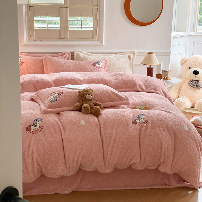 91家纺网 家纺一手货源 找家纺 萝莉家纺 2025新款加厚泰迪绒毛巾绣四件套 小木马少女粉