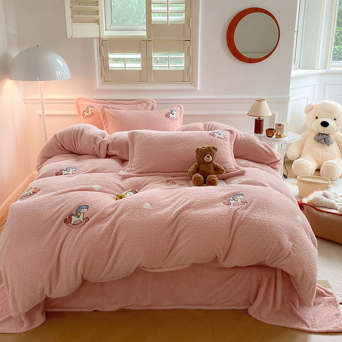 91家纺网 家纺一手货源 找家纺 萝莉家纺 2025新款加厚泰迪绒毛巾绣四件套 小木马少女粉