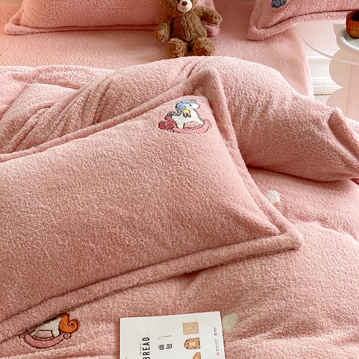 91家纺网 家纺一手货源 找家纺 萝莉家纺 2025新款加厚泰迪绒毛巾绣四件套 小木马少女粉