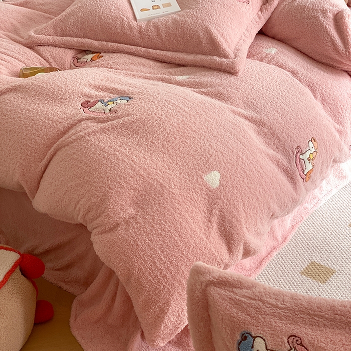 91家纺网 家纺一手货源 找家纺 萝莉家纺 2025新款加厚泰迪绒毛巾绣四件套 小木马少女粉