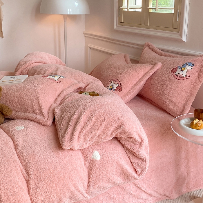 91家纺网 家纺一手货源 找家纺 萝莉家纺 2025新款加厚泰迪绒毛巾绣四件套 小木马少女粉