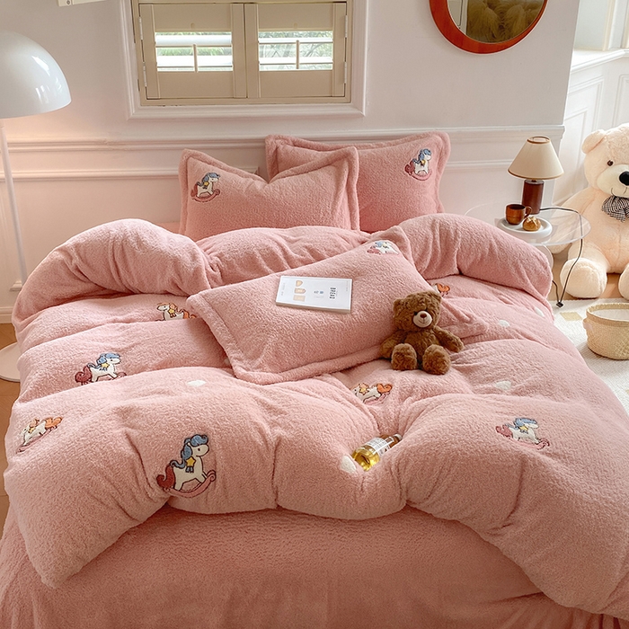 91家纺网 家纺一手货源 找家纺 萝莉家纺 2025新款加厚泰迪绒毛巾绣四件套 小木马少女粉