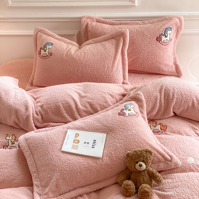 91家纺网 家纺一手货源 找家纺 萝莉家纺 2025新款加厚泰迪绒毛巾绣四件套 小木马少女粉