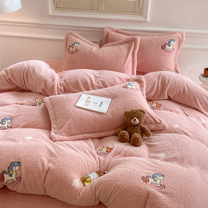 91家纺网 家纺一手货源 找家纺 萝莉家纺 2025新款加厚泰迪绒毛巾绣四件套 小木马少女粉