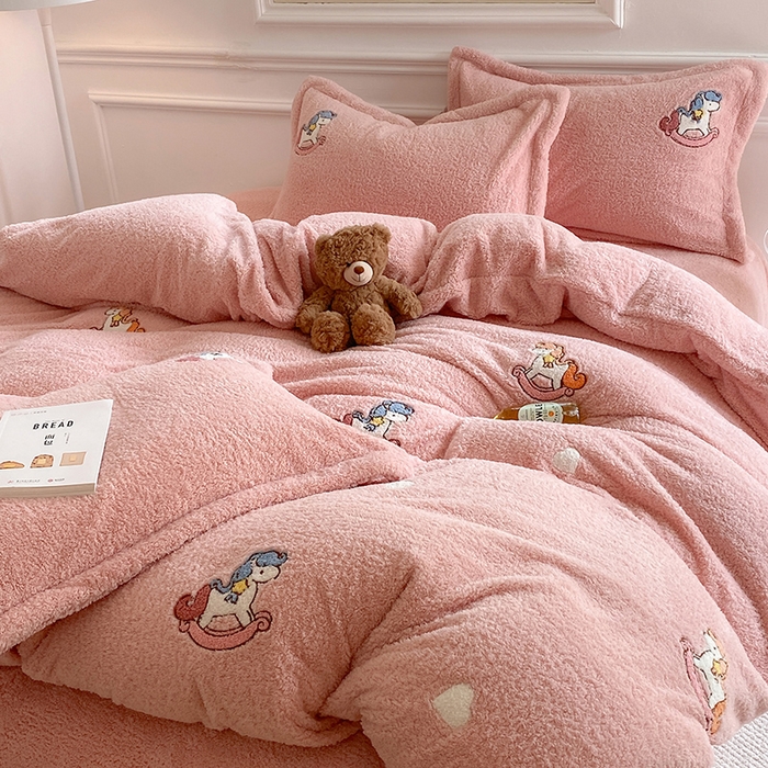 91家纺网 家纺一手货源 找家纺 萝莉家纺 2025新款加厚泰迪绒毛巾绣四件套 小木马少女粉