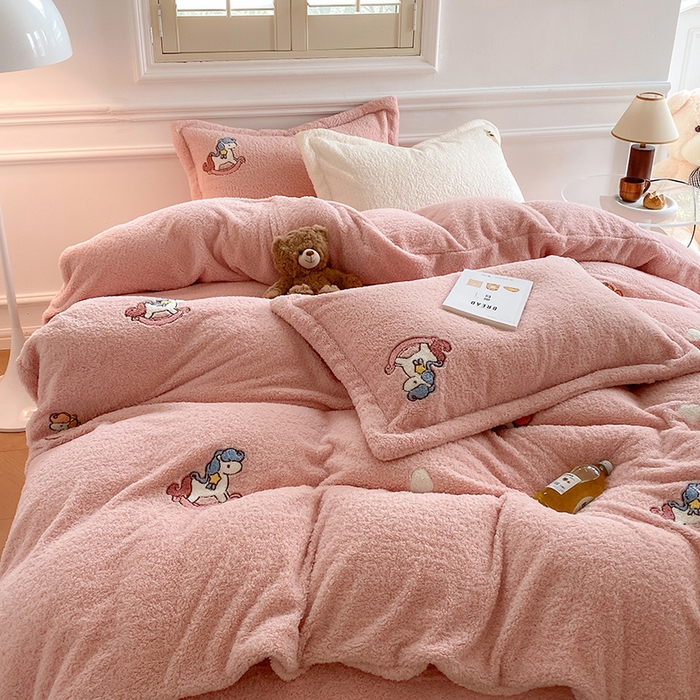 91家纺网 家纺一手货源 找家纺 萝莉家纺 2025新款加厚泰迪绒毛巾绣四件套 小木马少女粉