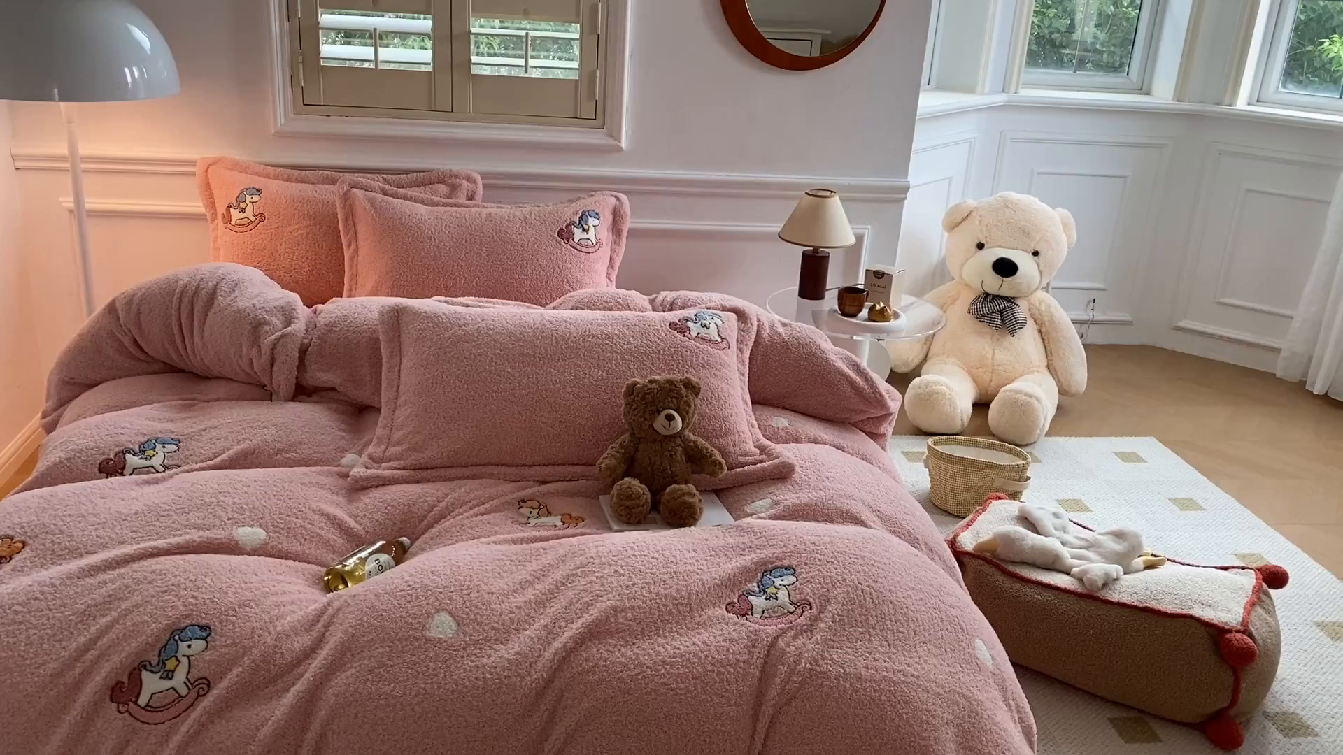 91家纺网 家纺一手货源 找家纺 萝莉家纺 2025新款加厚泰迪绒毛巾绣四件套 小木马少女粉