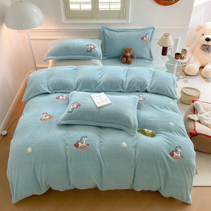 91家纺网 家纺一手货源 找家纺 萝莉家纺 2025新款加厚泰迪绒毛巾绣四件套 小木马水兰