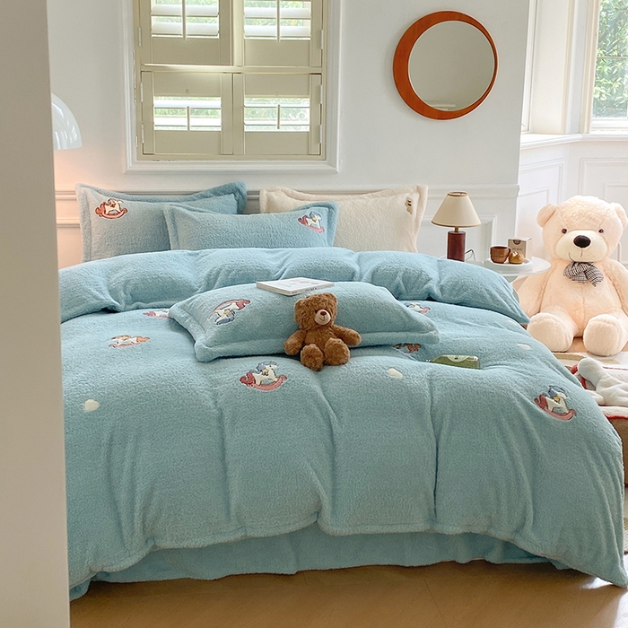 91家纺网 家纺一手货源 找家纺 萝莉家纺 2025新款加厚泰迪绒毛巾绣四件套 小木马水兰