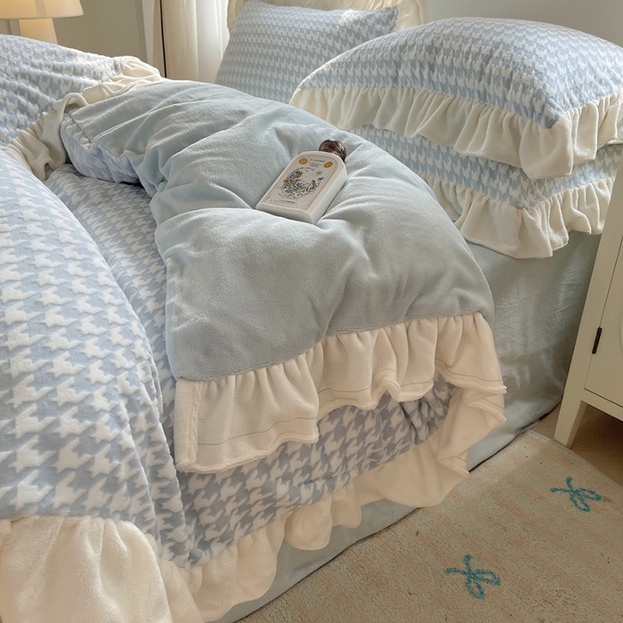 91家纺网 家纺一手货源 找家纺 轻奢坊 2025新款牛奶绒千鸟格烂花花边款四件套-场景一 奶酪蓝