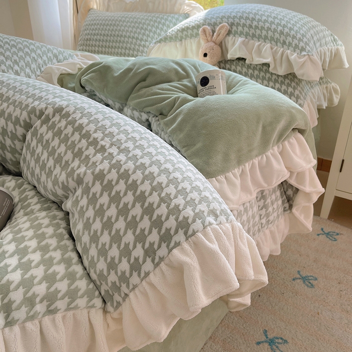 91家纺网 家纺一手货源 找家纺 （总）轻奢坊 2025新款牛奶绒千鸟格烂花花边款四件套-场景一