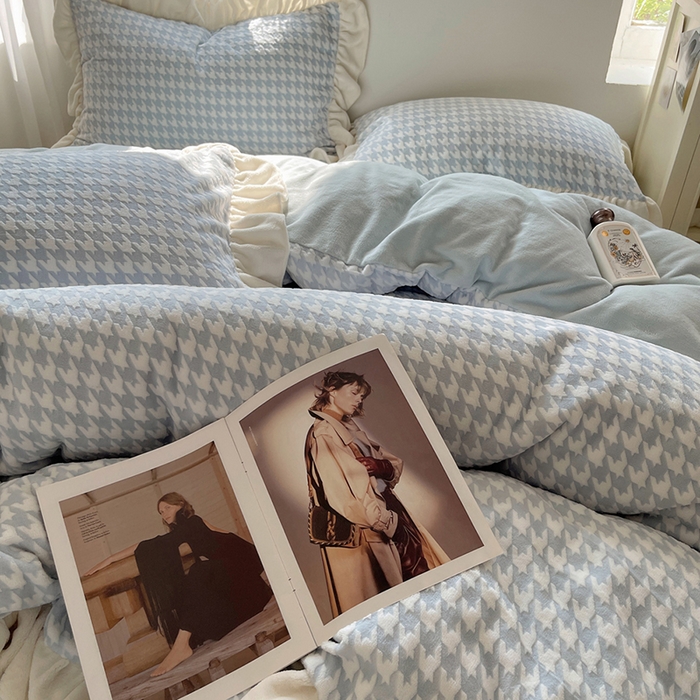 91家纺网 家纺一手货源 找家纺 轻奢坊 2025新款牛奶绒千鸟格烂花花边款四件套-场景一 奶酪蓝