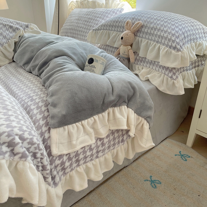 91家纺网 家纺一手货源 找家纺 轻奢坊 2025新款牛奶绒千鸟格烂花花边款四件套-场景一 奶酪灰