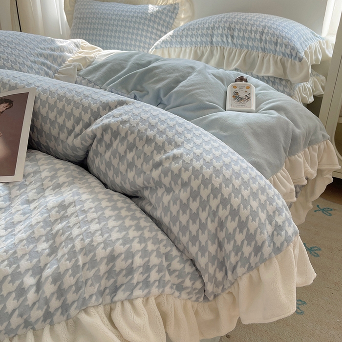 91家纺网 家纺一手货源 找家纺 轻奢坊 2025新款牛奶绒千鸟格烂花花边款四件套-场景一 奶酪蓝