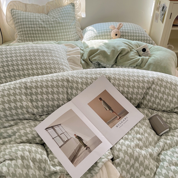 91家纺网 家纺一手货源 找家纺 轻奢坊 2025新款牛奶绒千鸟格烂花花边款四件套-场景一 奶酪绿