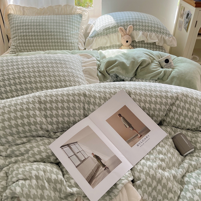 91家纺网 家纺一手货源 找家纺 轻奢坊 2025新款牛奶绒千鸟格烂花花边款四件套-场景一 奶酪绿
