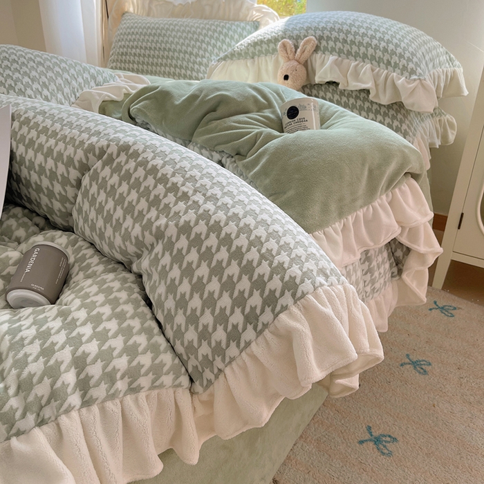 91家纺网 家纺一手货源 找家纺 轻奢坊 2025新款牛奶绒千鸟格烂花花边款四件套-场景一 奶酪绿