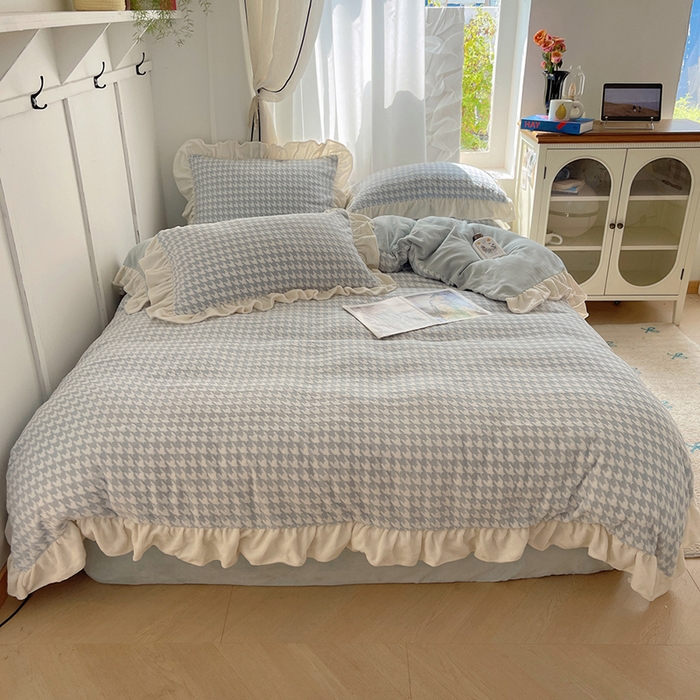 91家纺网 家纺一手货源 找家纺 轻奢坊 2025新款牛奶绒千鸟格烂花花边款四件套-场景一 奶酪蓝